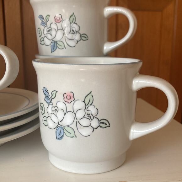 Vintage Chantilly Fleur de Lune Cups & Saucers, Service for 4 - Picture 4 of 13